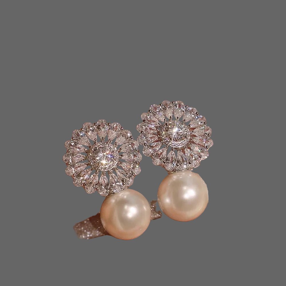 Boucles d'oreilles élégantes en perles d'imitation en forme de fleur, ornées de pierres CZ étincelantes. Un accessoire luxueux et féminin, parfait pour les mariages, les fêtes et les occasions spéciales.