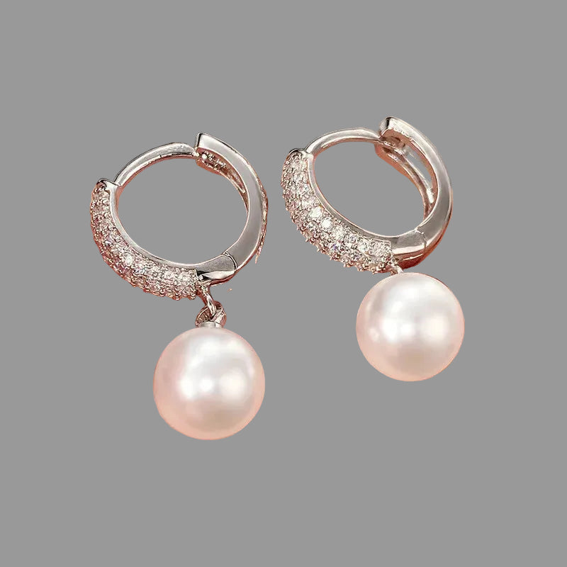 Boucles d'oreilles élégantes en perles d'imitation en forme de fleur, ornées de pierres CZ étincelantes. Un accessoire luxueux et féminin, parfait pour les mariages, les fêtes et les occasions spéciales.