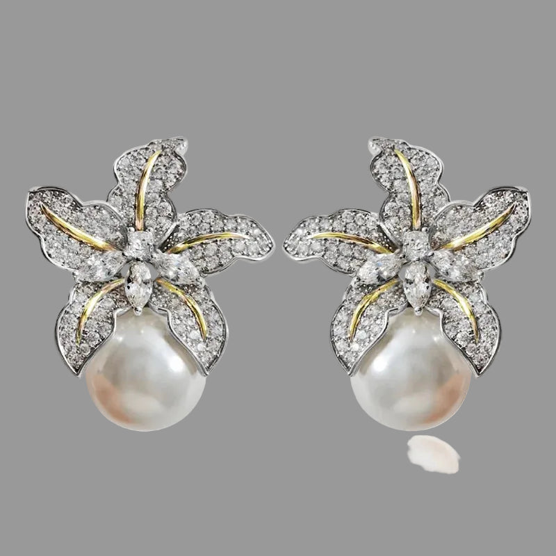 Boucles d'oreilles élégantes en perles d'imitation en forme de fleur, ornées de pierres CZ étincelantes. Un accessoire luxueux et féminin, parfait pour les mariages, les fêtes et les occasions spéciales.
