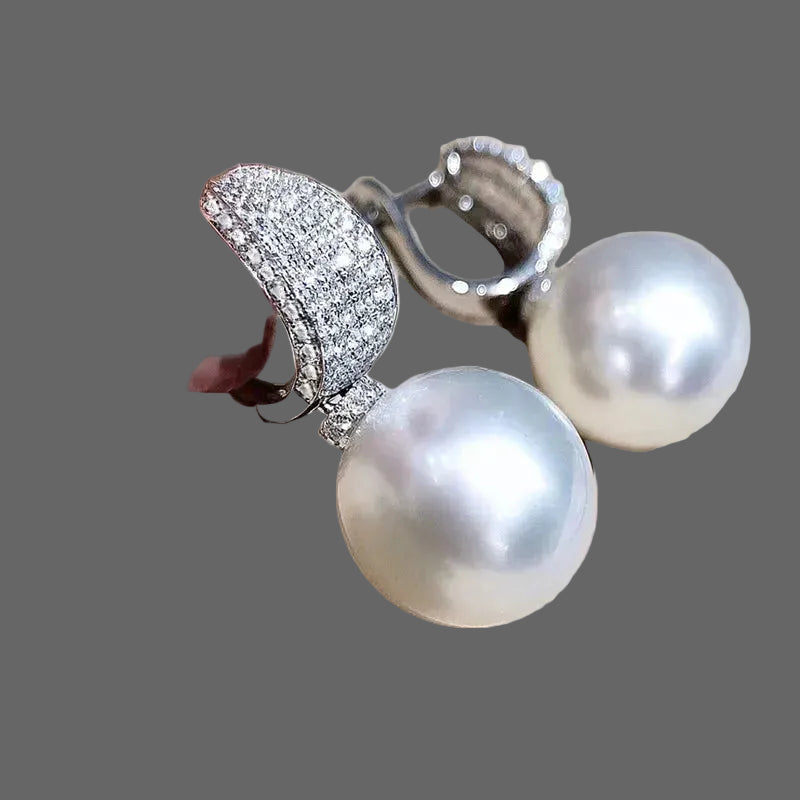 Boucles d'oreilles élégantes en perles d'imitation en forme de fleur, ornées de pierres CZ étincelantes. Un accessoire luxueux et féminin, parfait pour les mariages, les fêtes et les occasions spéciales.