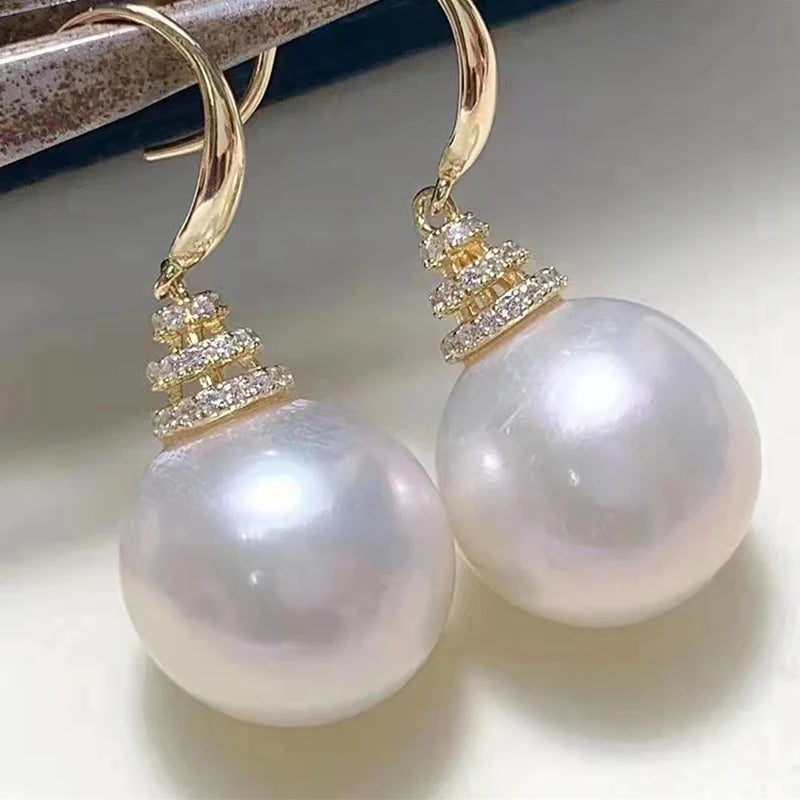 Boucles d'oreilles élégantes en perles d'imitation en forme de fleur, ornées de pierres CZ étincelantes. Un accessoire luxueux et féminin, parfait pour les mariages, les fêtes et les occasions spéciales.