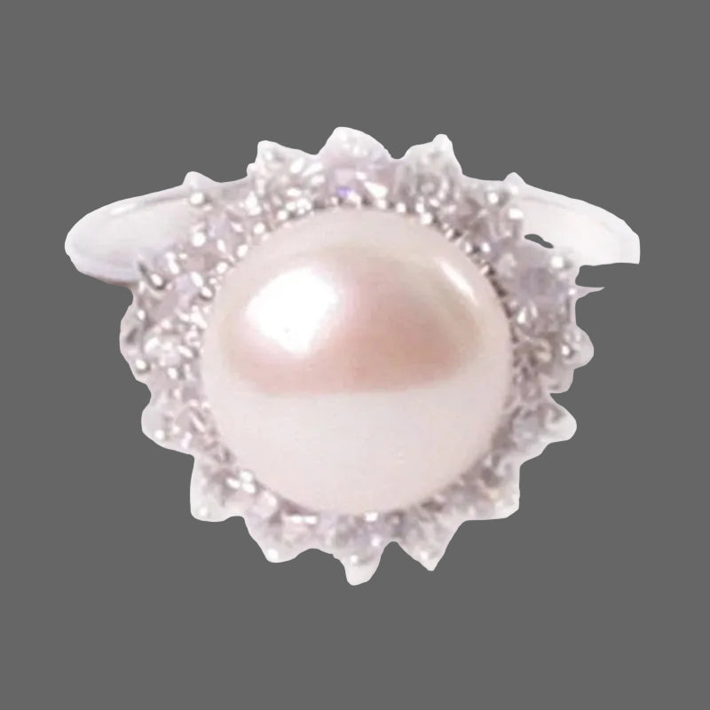 Anillo de perla natural de agua dulce de 9-10 mm con baño de plata y diamantes de imitación. Un elegante regalo para mujer. 