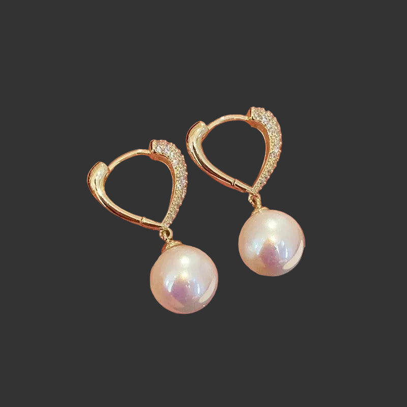 Boucles d'oreilles élégantes en perles d'imitation en forme de fleur, ornées de pierres CZ étincelantes. Un accessoire luxueux et féminin, parfait pour les mariages, les fêtes et les occasions spéciales.
