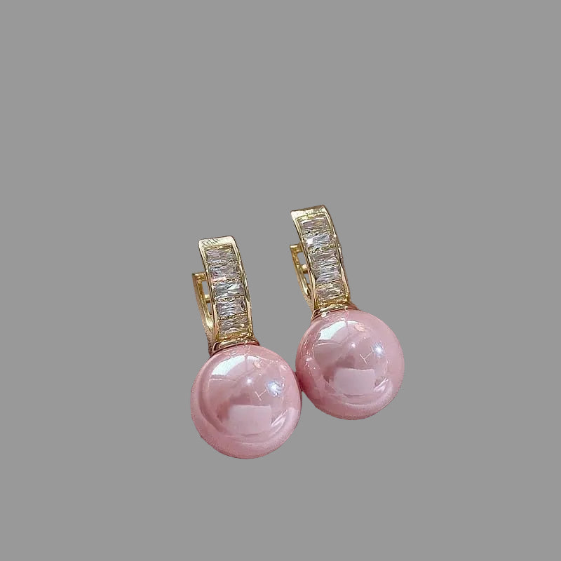 Boucles d'oreilles élégantes en perles d'imitation en forme de fleur, ornées de pierres CZ étincelantes. Un accessoire luxueux et féminin, parfait pour les mariages, les fêtes et les occasions spéciales.