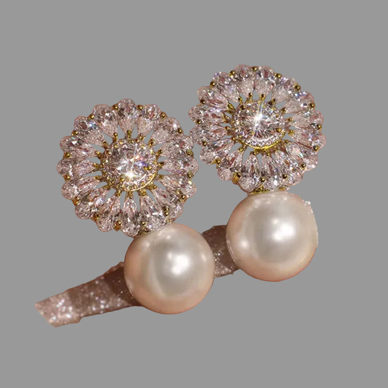 Boucles d'oreilles élégantes en perles d'imitation en forme de fleur, ornées de pierres CZ étincelantes. Un accessoire luxueux et féminin, parfait pour les mariages, les fêtes et les occasions spéciales.