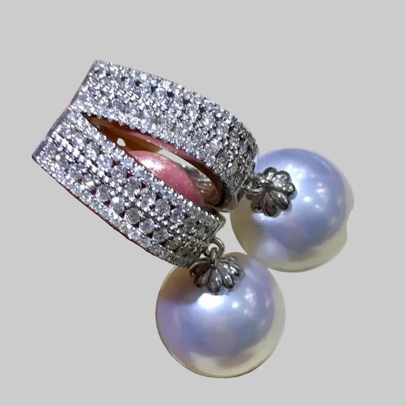 Boucles d'oreilles élégantes en perles d'imitation en forme de fleur, ornées de pierres CZ étincelantes. Un accessoire luxueux et féminin, parfait pour les mariages, les fêtes et les occasions spéciales.