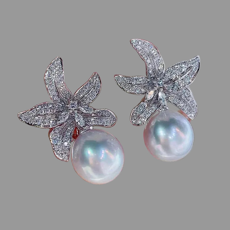 Boucles d'oreilles élégantes en perles d'imitation en forme de fleur, ornées de pierres CZ étincelantes. Un accessoire luxueux et féminin, parfait pour les mariages, les fêtes et les occasions spéciales.