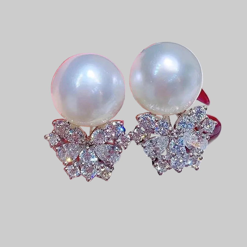 Boucles d'oreilles élégantes en perles d'imitation en forme de fleur, ornées de pierres CZ étincelantes. Un accessoire luxueux et féminin, parfait pour les mariages, les fêtes et les occasions spéciales.