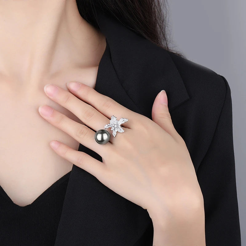 Anillo Huitan con flor de perla simulada: accesorio elegante y ajustable para mujer