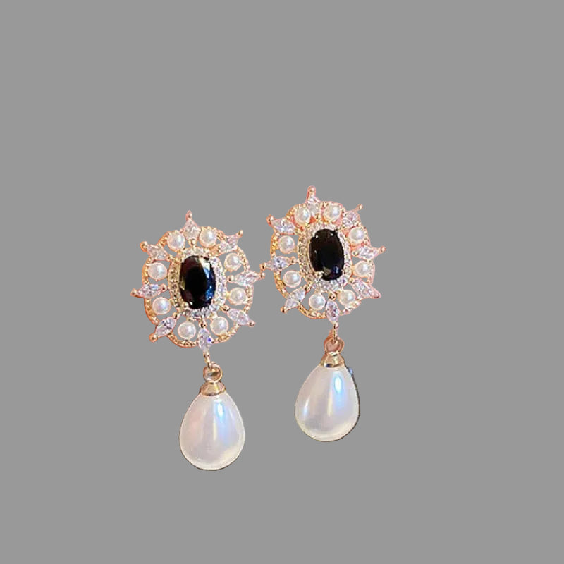 Boucles d'oreilles élégantes en perles d'imitation en forme de fleur, ornées de pierres CZ étincelantes. Un accessoire luxueux et féminin, parfait pour les mariages, les fêtes et les occasions spéciales.