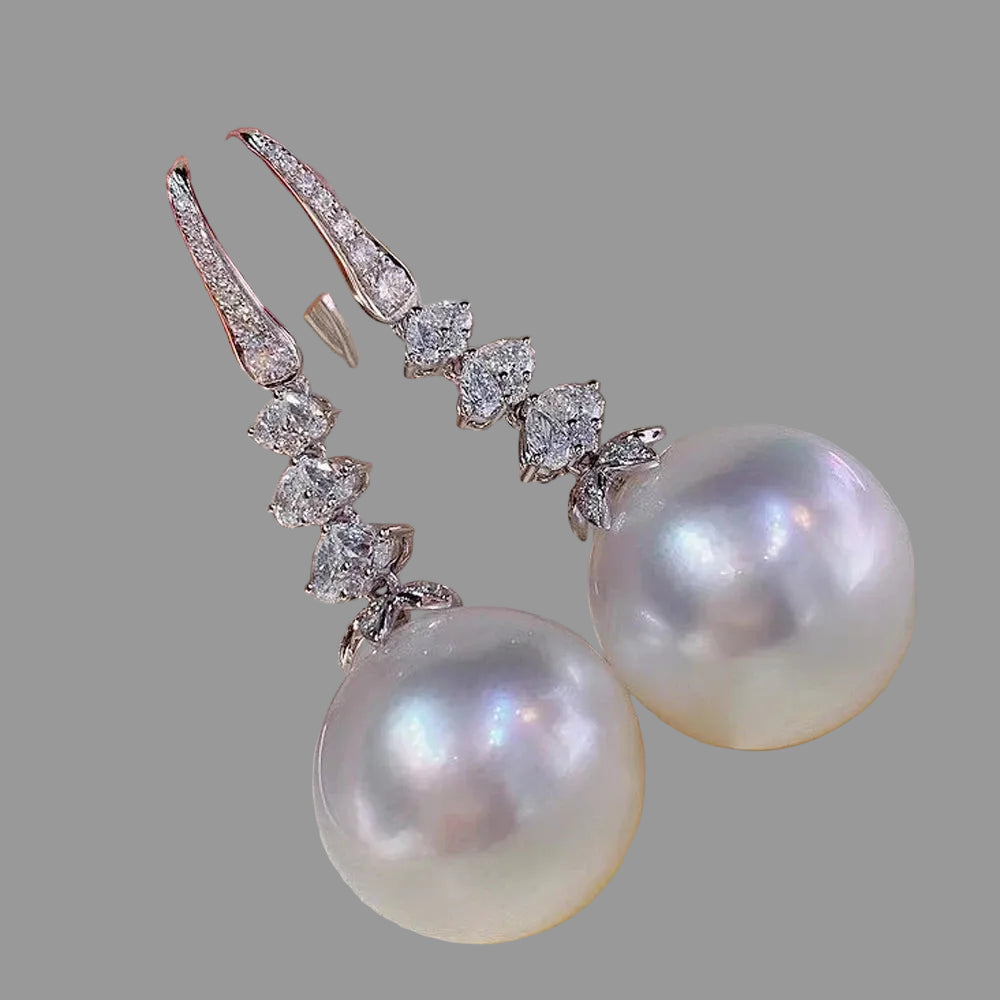 Boucles d'oreilles élégantes en perles d'imitation en forme de fleur, ornées de pierres CZ étincelantes. Un accessoire luxueux et féminin, parfait pour les mariages, les fêtes et les occasions spéciales.